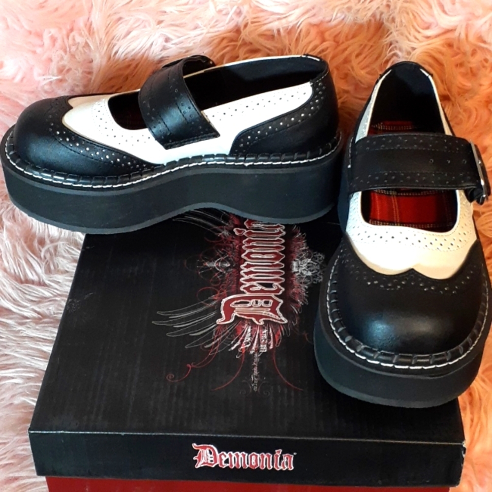Demonia platform Mary Jane's size 7
